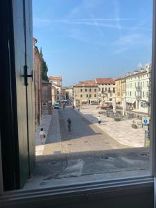 una finestra con vista su una strada della città di Ca' Garibaldi Rooms a Bassano del Grappa