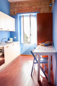 una pequeña cocina con mesa y mesa en B&B La Gatta, en Vignale