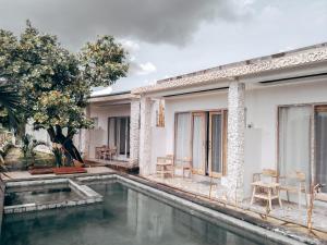 una casa con piscina delante en Sanctum Hotel and Dive- Nusa Penida, en Nusa Penida