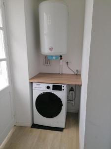 cocina pequeña con fogones y microondas en Appartement 3 chambres - Parking - Wifi - Buanderie - Jardin, en Brest