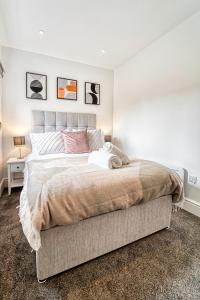 En eller flere senge i et værelse på Guest Homes - Taylor Apartment