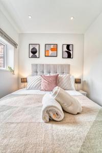 En eller flere senge i et værelse på Guest Homes - Taylor Apartment