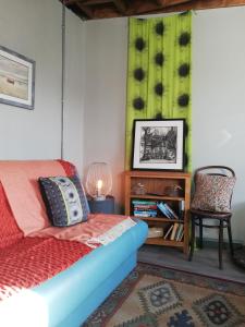 um quarto com uma cama, uma cadeira e uma mesa em Shoe Trader's Terrace em Rathmullan