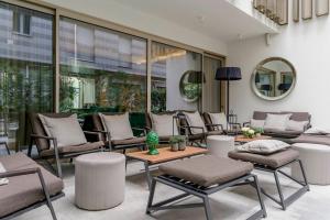 Posezení v ubytování We Me Suite Hotel