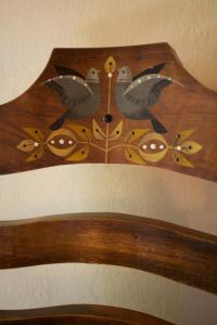 アラハルにあるCasa Estrellaの鳥の木製頭板