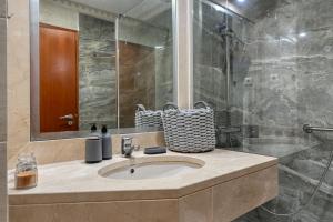 een badkamer met een wastafel en een douche bij Forum Escape, a Home in Madeira in Funchal