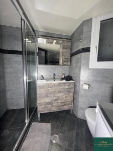 łazienka z umywalką i prysznicem w obiekcie Thiseio Residence 58 w Atenach +20 zdjęć