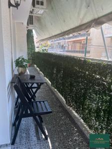 stół piknikowy na balkonie z rośliną w obiekcie Thiseio Residence 58 w Atenach
