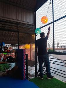 Un hombre intenta atrapar un frisbee a través de una ventana. en NHÀ NGHỈ BẾN TÀU 1, en Rạch Giá