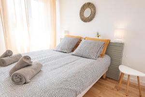- une chambre avec un lit et des serviettes dans l'établissement Appartement Cosy et Lumineux - Tout équipé - Hypercentre Lorient par Groom, à Lorient