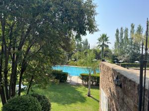 widok na basen w ogrodzie w obiekcie Casa Girasole w mieście Roccastrada