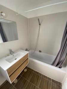 a bathroom with a sink and a bath tub at Nahal Beer sheva נחל באר שבע in Beer Sheva