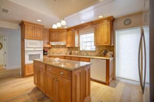 una cocina con armarios de madera y una gran isla. en Sandals D, en Sanibel