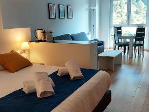 Un dormitorio con una cama con dos almohadas encima. en The Lodge at Ribasol, en Arinsal