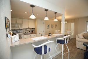 Dapur atau dapur kecil di Surfside 12 Unit B1