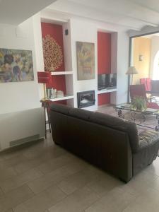 a living room with a brown couch in a room at Casa Carmen in Alájar
