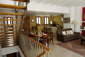 阿拉哈爾的住宿－Casa Carmen，用餐室以及带桌椅的起居室。