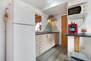 uma cozinha com um frigorífico branco e um micro-ondas em COUNTRY HOME em La Asomada