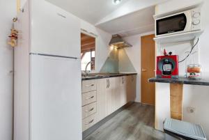A kitchen or kitchenette at COUNTRY HOME