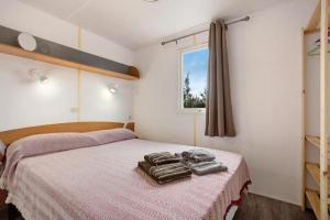 um quarto com uma cama com toalhas em COUNTRY HOME em La Asomada