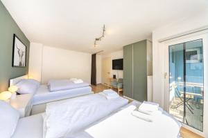 Cette chambre dispose de deux lits et d'un balcon. dans l'établissement Apartment mit Balkon und Festungsblick, à Wurtzbourg