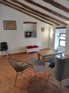 sala de estar con mesa y sillas en Spacious loft in El Perelló en Perelló