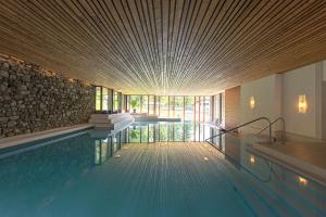 una piscina in una casa con soffitto di Hotel Waldhaus Sils a Sils Maria