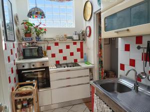 cocina pequeña con fregadero y fogones en Casa in giardino, en Piombino