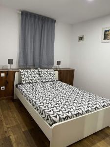 1 cama grande en un dormitorio con ventana en Portalegre, en Madrid