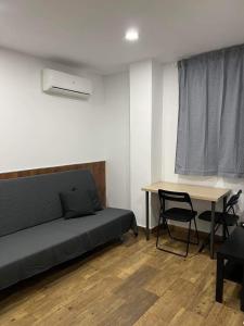 1 dormitorio con cama, escritorio y mesa en Portalegre en Madrid