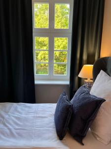 a bedroom with a bed with pillows and a window at Gutshauszimmer Doppel Neu Gaarz in Neu Gaarz