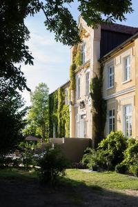 een groot huis met een tuin ervoor bij Gutshauszimmer Doppel Neu Gaarz in Neu Gaarz