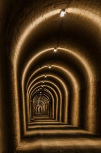 un túnel oscuro con una fila de luces en Estación de Coripe, en Coripe