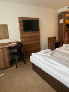 Rúm í herbergi á Hotel Enziana Wien