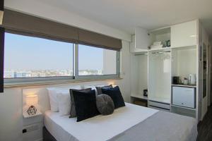 Ένα ή περισσότερα κρεβάτια σε δωμάτιο στο Phaedrus Living: Luxury Suite Nicosia 501