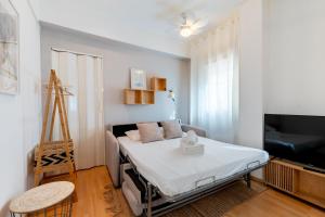 A bed or beds in a room at Bonito Callejón en la Judería by TheGoodTourist
