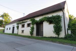 una casa bianca con edera che cresce su un lato di essa di Gasthof Schmidt 