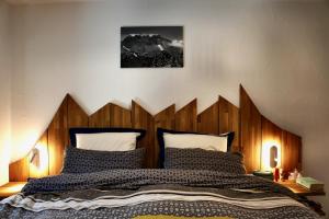 um quarto com uma cama grande e uma cabeceira em madeira em Chesery 1 em Morgins