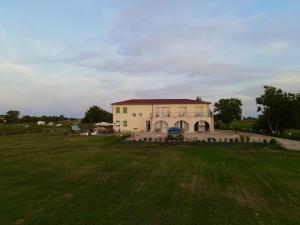 un grand bâtiment avec une pelouse devant lui dans l'établissement Ca' Vascon Alloggio Agrituristico, à Villa Estense