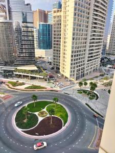 Nespecifikovaný výhled na destinaci Dubaj nebo výhled na město při pohledu z apartmánu