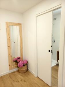una habitación con puerta y una cesta con flores en Apartamentos Pico de Langre, en Langre