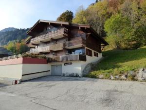 大博爾南的住宿－Appartement Le Grand-Bornand, 2 pièces, 6 personnes - FR-1-458-108，前面有车道的大房子