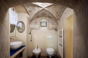 Een badkamer bij CLAUDIA SUITE: LOFT ROMANTICO NEL CUORE DI AREZZO
