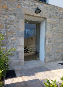una ventana de un edificio con una pared de piedra en Apartamentos Pico de Langre, en Langre