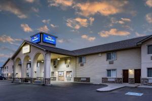 ein Hotel mit einem Schild auf der Vorderseite in der Unterkunft Baymont by Wyndham Bozeman in Bozeman