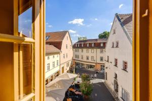 ワイマールにあるWatzdorfer Geleitschenke und Herbergeの窓から市街の景色を望めます。