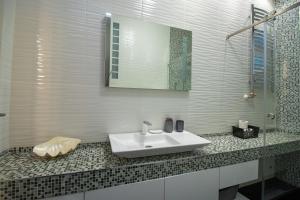 Un baño blanco con lavabo y espejo. en Dani City Center Apartment, en Belgrado 30 fotos más