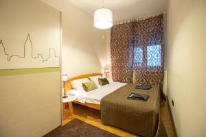 Un dormitorio pequeño con una cama y una ventana. en Dani City Center Apartment, en Belgrado