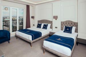 Cette chambre dispose de deux lits et d'un balcon. dans l'établissement GRAND ÇAKIROĞLU HOTEL, à Aksaray