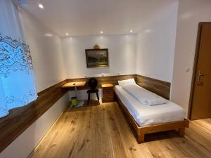 Voodi või voodid majutusasutuse TU Ferienzimmer in Ulm Stadtmitte toas